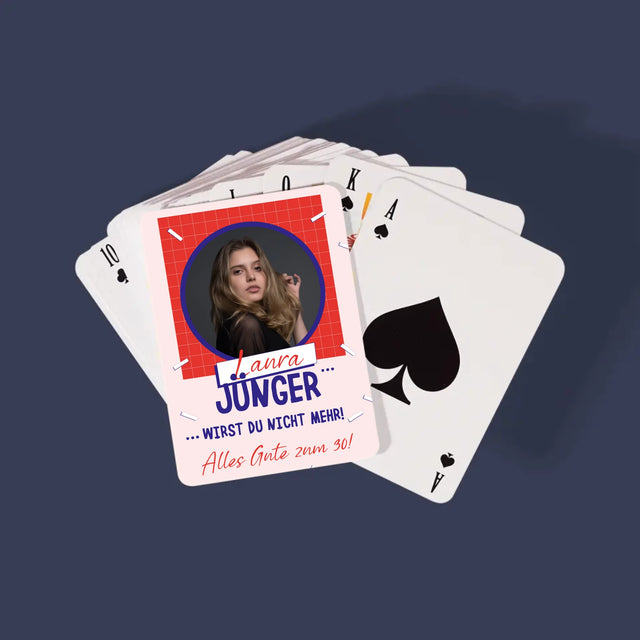 Zdjęcie i Podpis: Młodsza Nie Będziesz - Karty Do Gry | DE