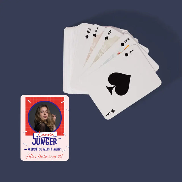 Zdjęcie i Podpis: Młodsza Nie Będziesz - Karty Do Gry | DE