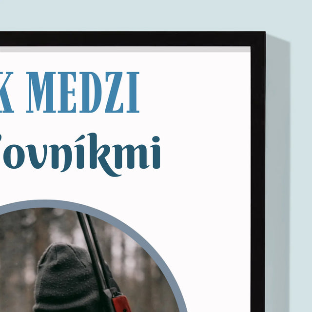 Zdjęcie I Podpis: Wilk Wśród Myśliwych - Wydruk Obramowany | SK